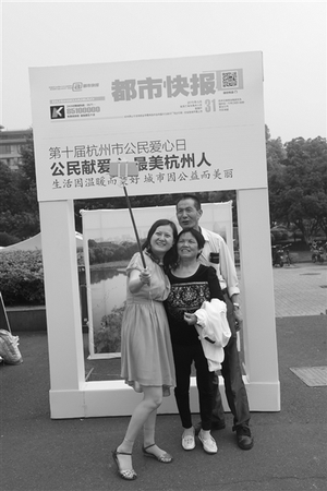 去年公民愛(ài)心日，市民記錄下公益一刻,。記者 韓丹 攝