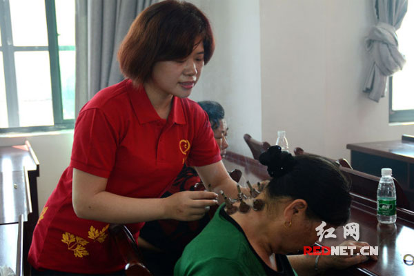 愛心團隊的護師和志愿者為老年人進行艾灸理療,。