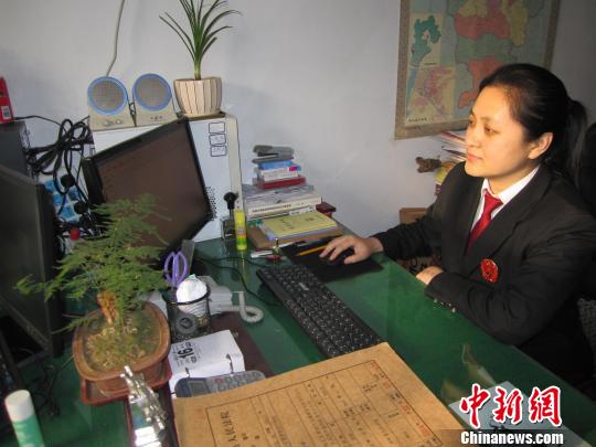 圖為劉彥在網(wǎng)上辦案,?！±钪矣?攝