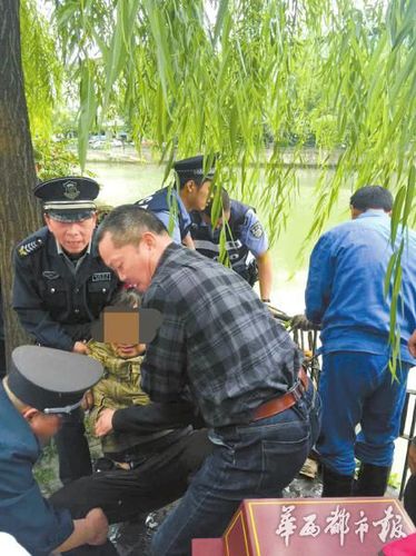 警民合力救起落水大爺,。