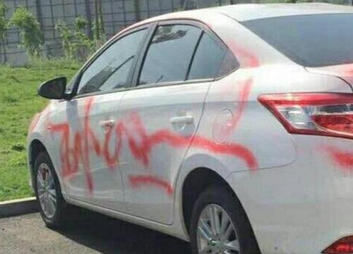 沈陽于洪區(qū)順豐新未來小區(qū)內一輛白色豐田轎車被人噴漆涂鴉寫“小三”