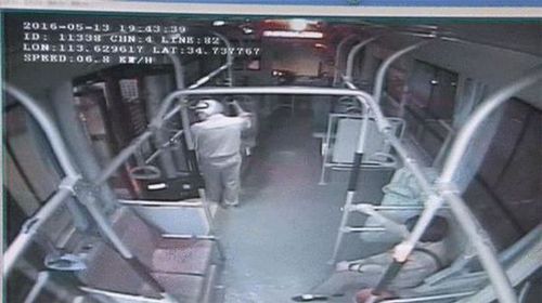 老先生公交車內(nèi)撒尿 女車長(zhǎng)詢問(wèn)制止
