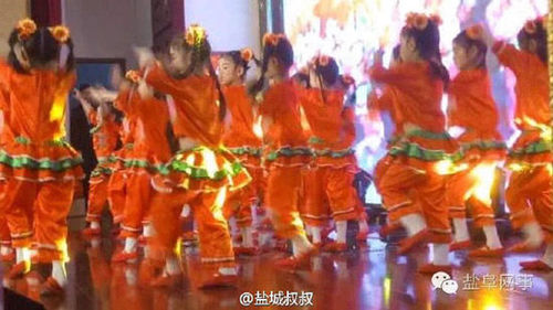 網(wǎng)絡(luò)圖片顯示，二十多位小朋友身著演出服在臺(tái)上表演,。