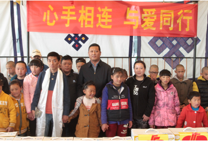 自治區(qū)民政廳副廳長尼瑪次仁（中）在自治區(qū)福彩中心主任唐慧（左一）,、副主任旦增（右二）的陪同下，慰問拉薩市盲童學(xué)校的孩子們