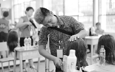 云南楚雄，一位肢殘者正在學(xué)習(xí)美容美發(fā)技能,。