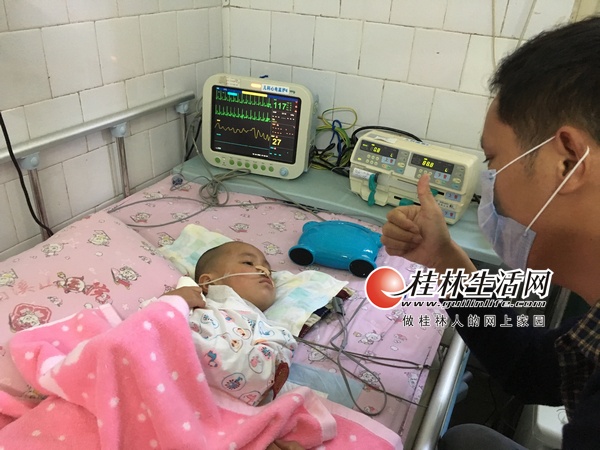 收到爸爸的“贊”后,，病床上的小鎂很高興