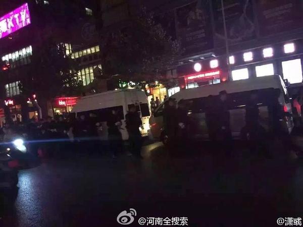 　該報道稱,，5月19日22時許，鄭州警方多警聯(lián)合,，集中行動，對位于二七區(qū)人和路與政通路附近,，存在嚴(yán)重涉黃違法問題的紅館繽紛年代KTV進行了突擊查處,。目前，涉案相關(guān)人員已被控制,，案件正在進一步調(diào)查之中,。