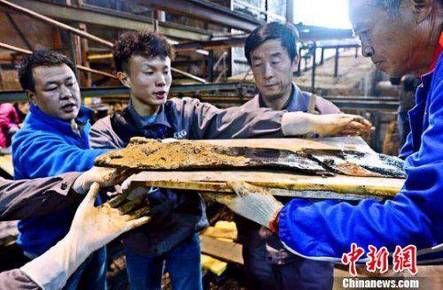 圖為南昌西漢海昏侯墓主槨室考古發(fā)掘現(xiàn)場出土了一組漆器“屏風(fēng)”,?！」?攝