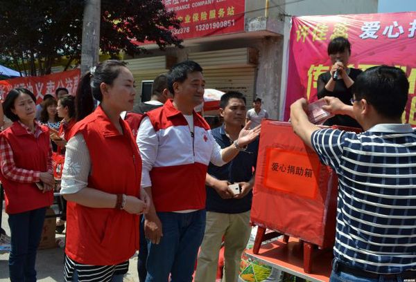 愛心商家現(xiàn)場義賣,，給許佳蕊捐款。