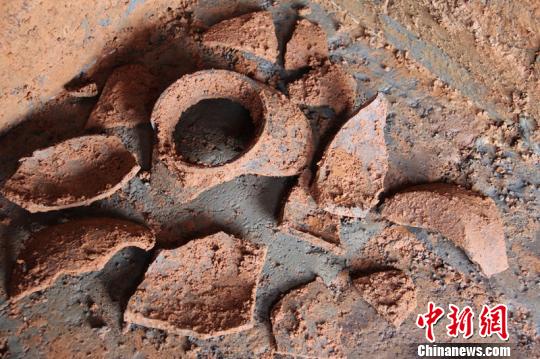出土的陶器碎片?！钊f里 攝
