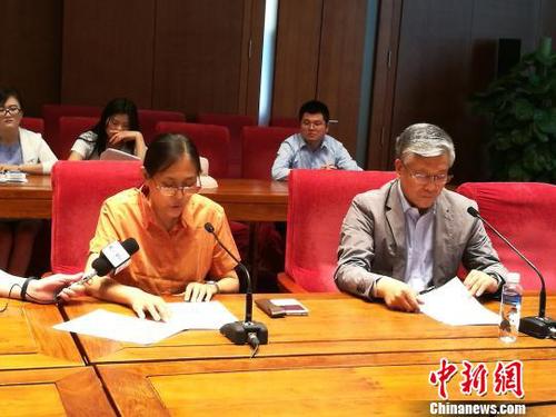 石魯之女石丹(左)宣讀聲明，右為中國國家博物館副館長陳履生,?！?yīng)妮 攝