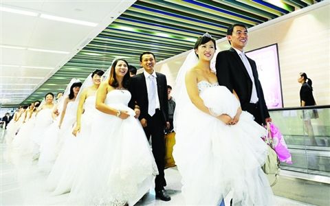 深圳地鐵舉行集體婚禮（圖） 網(wǎng)友：看的想結(jié)婚,！