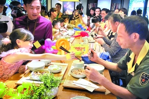 環(huán)衛(wèi)工人及其子女在快餐店享用愛(ài)心待餐,。記者莫偉濃 攝