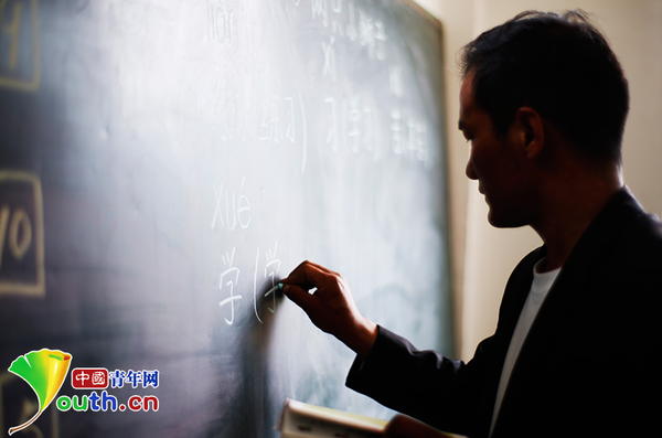 黃三英老師認(rèn)認(rèn)真真,、一筆一劃地在黑板上寫(xiě)下所要教授的內(nèi)容。他所在的甘肅省舟曲縣果耶鄉(xiāng)真莊村,，位于群山深處,。這里距離蘭州近十個(gè)小時(shí)的車(chē)程。從2005年起,，黃三英繼承父業(yè),，成為真莊小學(xué)代課教師，教村里的孩子說(shuō)漢語(yǔ),、認(rèn)漢字。中國(guó)青年網(wǎng)記者 張炎良 攝