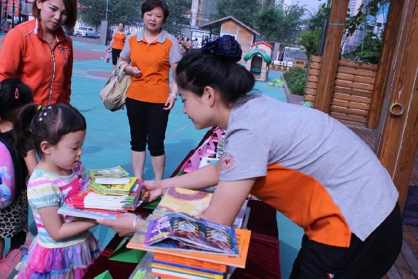 厚厚一摞書,，帶著孩子們的愛心交到老師手里,。