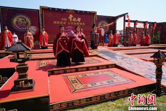 河北曹妃甸首辦中國北方國際漢唐集體婚典（圖）
