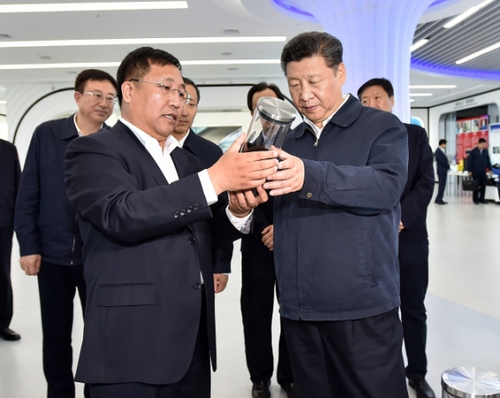 新華社照片,，哈爾濱，2016年5月25日
    習近平在黑龍江考察
    5月23日至25日,，中共中央總書記,、國家主席、中央軍委主席習近平在黑龍江考察調研,。
    這是5月25日上午,，習近平在哈爾濱科技創(chuàng)新創(chuàng)業(yè)大廈察看石墨烯高新技術成果展示。
    新華社記者 李濤 攝