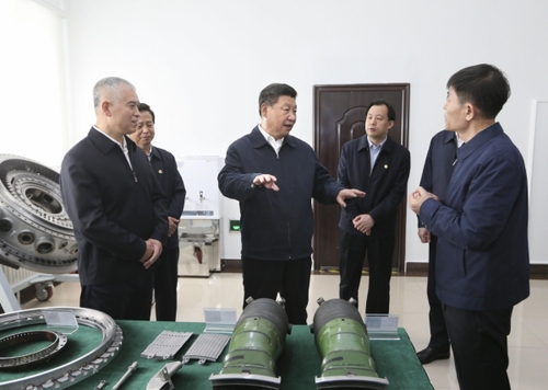 新華社照片,，哈爾濱,，2016年5月25日
    習近平在黑龍江考察
    5月23日至25日，中共中央總書記,、國家主席,、中央軍委主席習近平在黑龍江考察調研。
    這是5月25日上午,，習近平在中國船舶重工集團公司第七〇三研究所了解小型燃氣輪機研發(fā)情況,。
    新華社記者 蘭紅光 攝