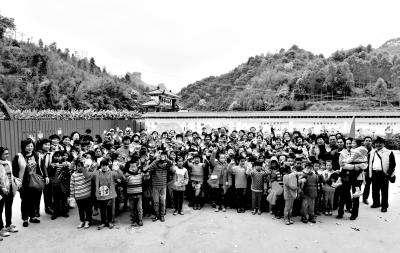 居委會(huì)阿姨成立愛(ài)心隊(duì)伍，走出小區(qū)為山區(qū)孩子獻(xiàn)愛(ài)心,。