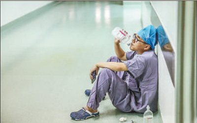 　陳磊在手術(shù)室外累得口服葡萄糖,。李福凱攝