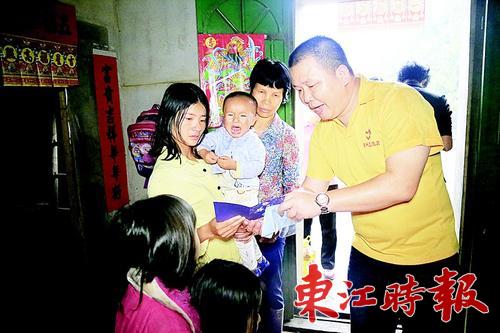 黃元盛探望貧困兒童,。