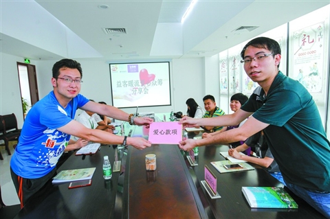 　　5月25日,，益客暖流愛心眾籌分享會在高明好人工作室開啟,。愛心商家代表(右)向公益聯(lián)盟單位代表獻上愛心款項。