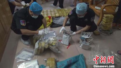 圖為民警在對繳獲的毒品進行檢查封存?！●R德興 攝