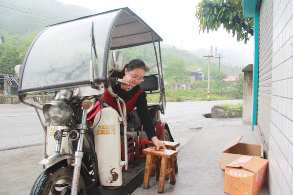 李菊洪獨(dú)自出診歸來