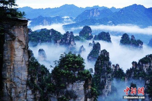 2016年5月29日,，連續(xù)強降雨過后的世界自然遺產(chǎn)地湖南張家界核心景區(qū)武陵源天子山,，飄渺無形的云海穿梭在連綿峰林間，奇美無比,。