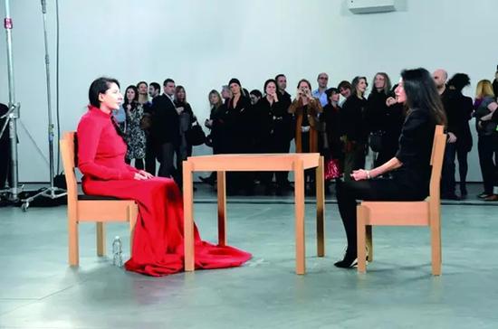 2010 年《藝術(shù)家在現(xiàn)場》 時長：736 小時30 分鐘紐約MoMA 展廳里,，阿布拉莫維奇坐在桌子一端，另一端是自愿坐到對面的觀眾,。64 歲的阿布拉莫維奇接受了1500 多人的對視挑戰(zhàn),，莎朗·斯通、Lady Gaga 亦慕名而來,。她每天就這樣面無表情地坐著,。