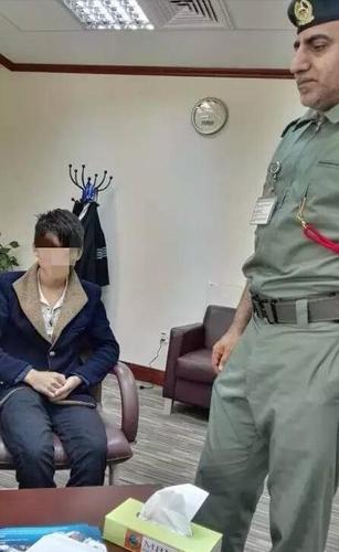 少年聽說當(dāng)乞丐一月掙47萬 潛入飛機偷渡去迪拜