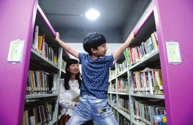 5月30日,，湖南省少年兒童圖書館,，陶錦紅帶著8歲的兒子丁丁在這里看書。對(duì)丁丁來說，這里就是課堂,。與同齡孩子不同，丁丁沒有去學(xué)校上課,，而是“在家上學(xué)”,，除開上圍棋課、鋼琴課,，丁丁大部分時(shí)間都在圖書館里看書,。媽媽陶錦紅認(rèn)為，丁丁不需要文憑,，但會(huì)提醒他對(duì)自己負(fù)責(zé),。對(duì)此，長(zhǎng)沙市教育部門表示,，會(huì)上門做思想工作,。