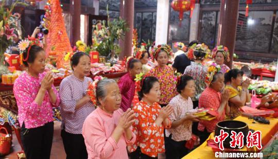 6月2日,，福建泉州蟳浦媽祖宮廟——順濟宮重修落成慶典儀式舉行，蟳浦村女性集體拜媽祖,?！×戊o 攝