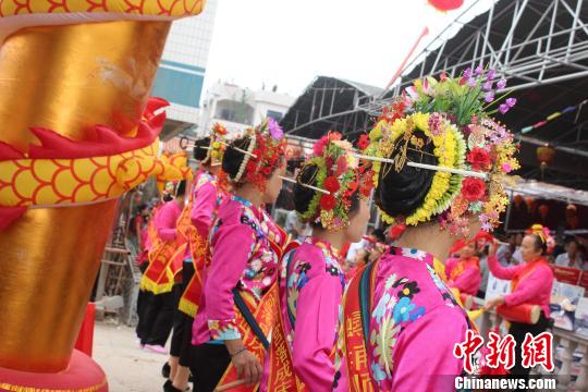 6月2日,，福建泉州蟳浦媽祖宮廟——順濟宮重修落成慶典儀式舉行,，蟳埔女頭上戴著鮮花串成的“簪花圍”成了“移動的花海”,?！×戊o 攝