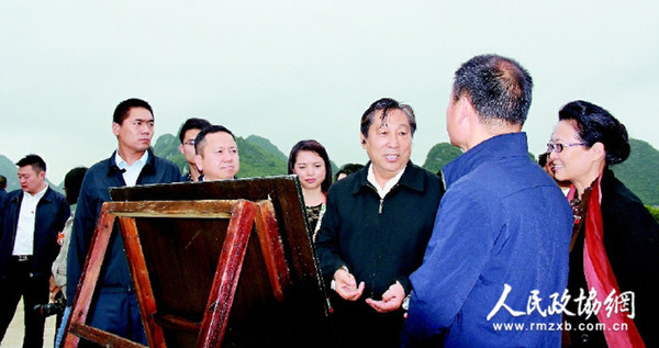 考察團(tuán)在貴陽市觀山湖區(qū)百花湖鄉(xiāng)三屯美麗鄉(xiāng)村示范點(diǎn)考察,。