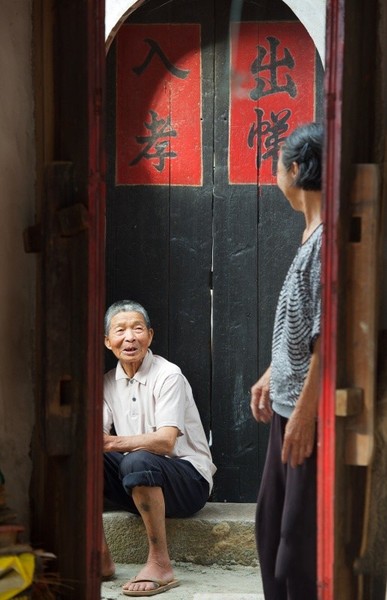 5月27日,，埭美村兩位老人在午后閑聊