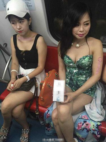 女子地鐵上拿安全套當(dāng)面膜 被指低俗營銷(圖)