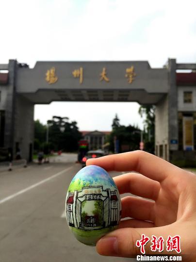 圖為學(xué)校雄偉的南門(mén) 董鑫 攝