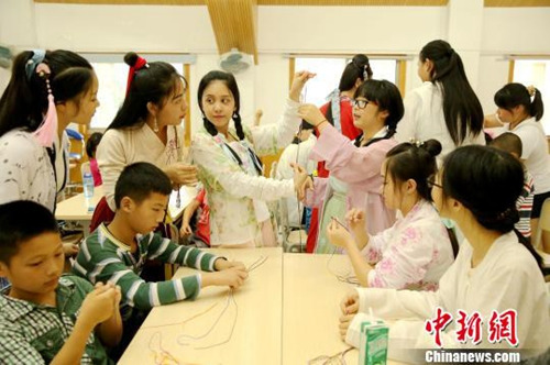 資料圖：桂林漢服愛(ài)好者舉辦“端午雅集”活動(dòng)，現(xiàn)場(chǎng)教學(xué)編織五彩繩,。裴蕾 攝