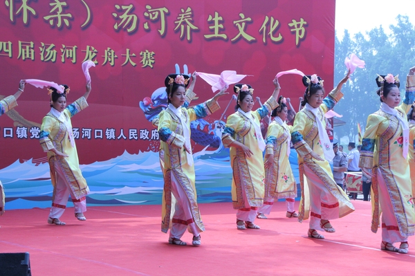 1,、開幕式上湯河藝術(shù)團表演的滿族舞蹈《清風(fēng)響玲》
