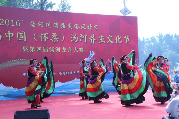 6,、泉河街道群星藝術(shù)團(tuán)表演的舞蹈《紅紅火火》