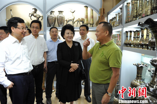 圖為中國國務院僑辦主任裘援平在浙江義烏國際商貿(mào)城調(diào)研考察,。張茵 攝