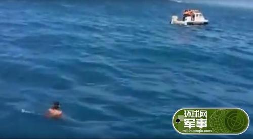 上午11點(diǎn)，其中5人企圖游泳到黃巖島,，插上菲律賓國旗,，但遭到中國海警攔阻。有2名菲律賓人游泳到達(dá)黃巖島外環(huán),，并且舉起菲律賓國旗,。在中午12點(diǎn)半，該團(tuán)體成員在登島未果后離開,。