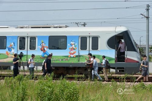 2016年6月14日,，上海地鐵迪士尼主題列車在地鐵川楊河基地正式亮相，該車身及車廂內(nèi)部噴有迪士尼經(jīng)典卡通人物形象,，包括米老鼠,、唐老鴨等，該主題列車將于16日中午正式運行,。賴鑫琳 攝