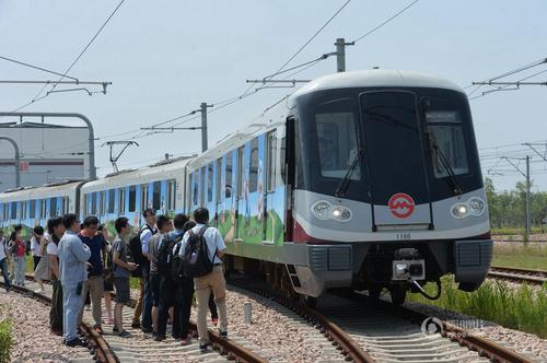 列車吸引了很多媒體記者圍觀,。