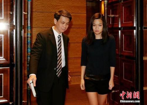 資料圖：在香港被綁架的已故商人羅定邦的孫女羅君兒在香港一間酒店見傳媒,。中新社發(fā)