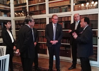 訪(fǎng)瑞期間,，中國(guó)全國(guó)政協(xié)代表團(tuán)與瑞典議會(huì)外委會(huì)副主席恩斯特倫等10多名瑞各黨議員舉行了座談,，與瑞典安全和發(fā)展政策研究所所長(zhǎng)施萬(wàn)通等多位瑞典著名專(zhuān)家學(xué)者進(jìn)行了交流，并訪(fǎng)問(wèn)了沃爾沃,、愛(ài)立信等知名企業(yè),，與瑞方就中瑞議會(huì)往來(lái)、雙邊經(jīng)貿(mào)科技合作,、“一帶一路”倡議和雙方關(guān)心的雙邊,、地區(qū)與國(guó)際問(wèn)題進(jìn)行了深入交流。中國(guó)駐瑞典大使陳育明參加了上述活動(dòng),。