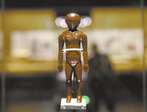 成都市博物館展出的鎮(zhèn)館之寶,，西漢的人體經(jīng)穴漆木俑。