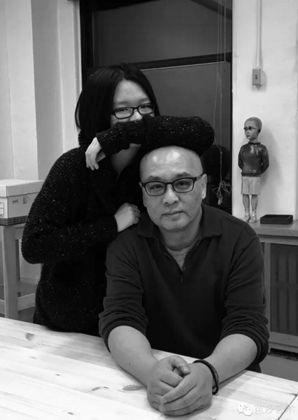 張曉剛與女兒,，2016年元月于紐約工作室