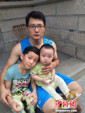 受訪者涂小龍和他的兩個兒子,。受訪者供圖